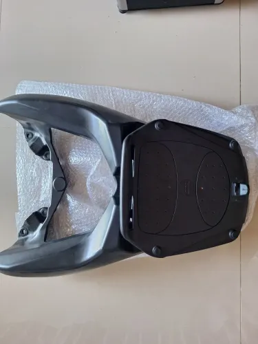 SUPORTE COM BASE GIVE PARA YAMAHA NMAX 160 DE 2021 A 2026 ( USADA )