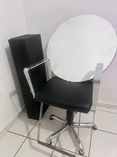 CADEIRA, BANCADA E ESPELHO NO PRECINHO