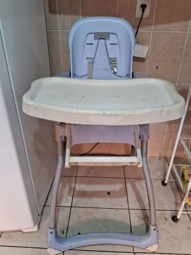 Cadeira infantil pra alimentação.