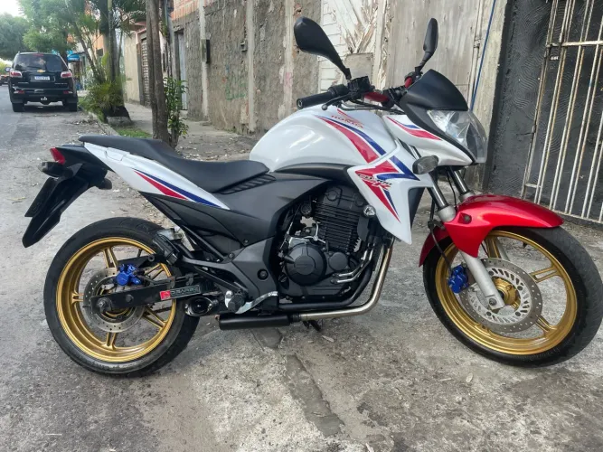 HONDA CB 300R 2014 À VENDA