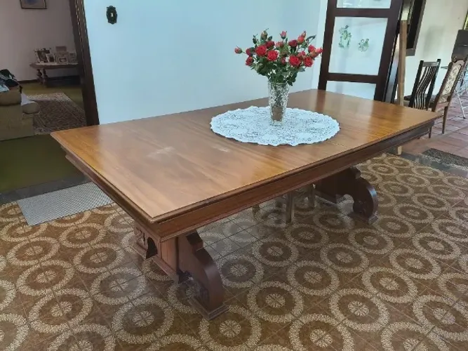 Mesa de jantar retangular grande com 10 cadeiras