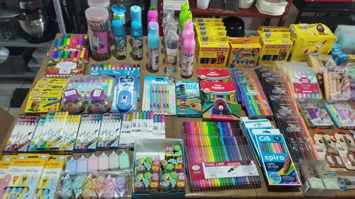 Fundo de loja Papelaria ( itens variados, lápis de cor, giz, cola, tintas e etc)
