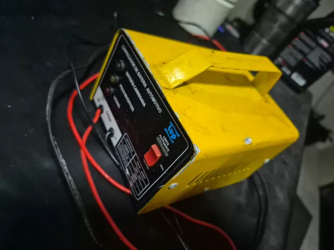 Carregador de bateria automotivo