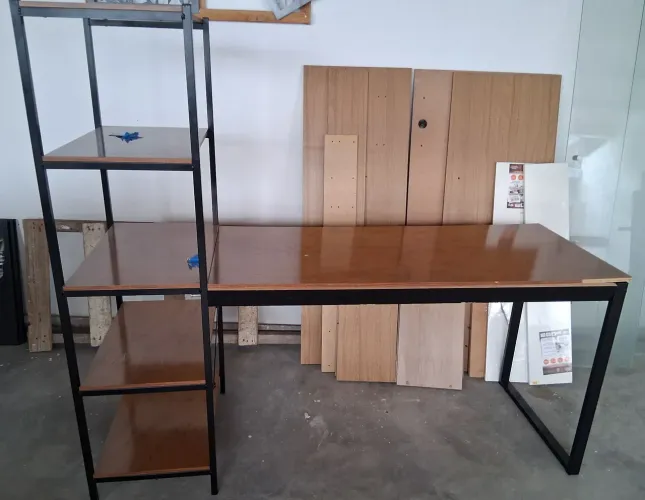 Escrivaninha com mesa embutida