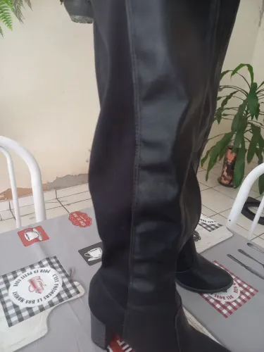 Vendo uma bota cano longo e salto alto. Pouco usada, tamanho 36, preta. 150, 00