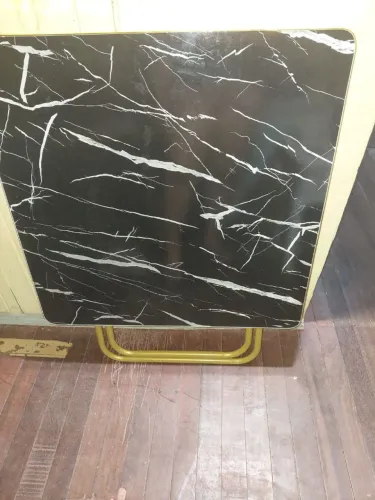 Vende-se mesa de jantar 4 lugares material mdf Com duas cadeiras!