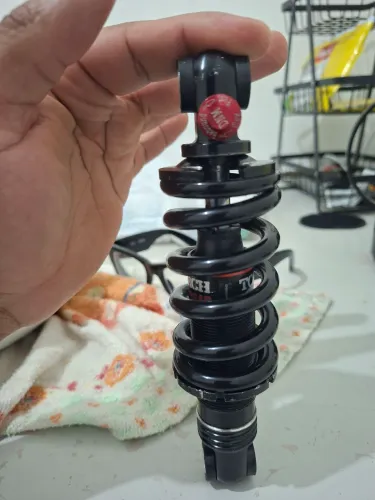 Vendo amortecedor traseiro (shock) hidráulico a mola da renomada marca DNM