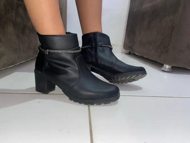 Vendo bota nova