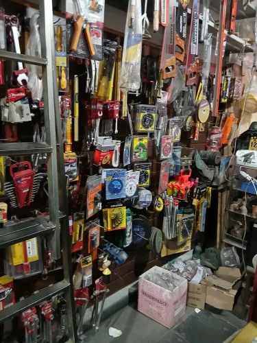 Vendo fundo de loja de material elétrico e hidráulico, motivo viagem vendo barato.