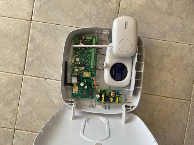 Alarme intelbras AMT- 2018 EG com Módulo de celular, teclado e receptor - Com defeito