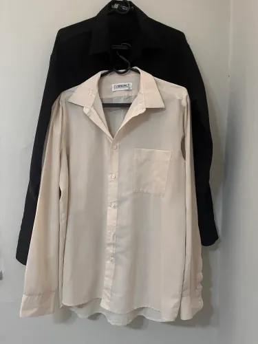 Duas camisas social masculina tamanho M