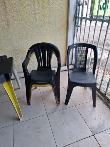Mesa com 6 cadeiras de plástico 