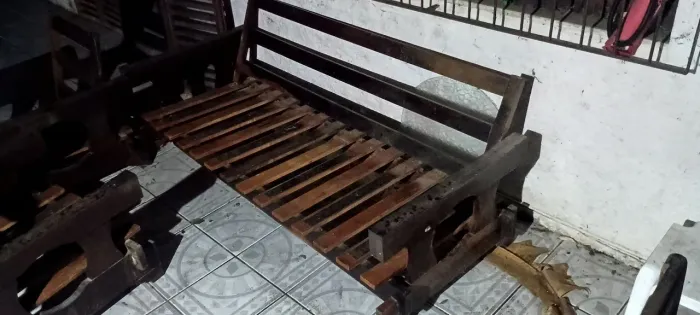 Jogo sofá 3 lugares e poltronas em madeira de lei