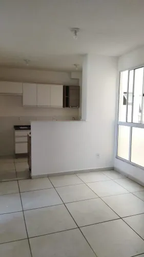 Alugo, apto padrão de 1º andar com 2/4 e armários na cozinha em condomínio com completa in