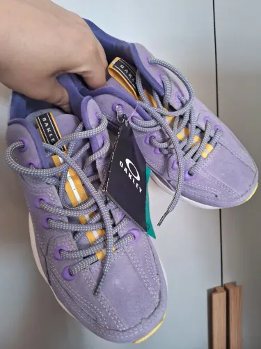 Tenis novo, com etiqueta. Oakley, em couro