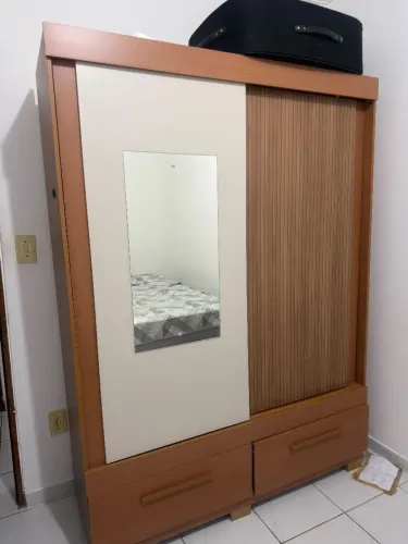 Guarda-roupa duas portas de correr com espelho