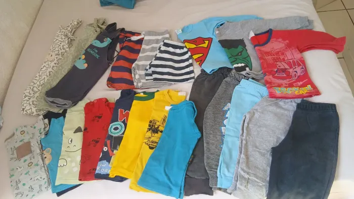 Lote de roupa com 25 peças $30 veste 1 ano