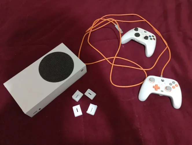 Vendo Xbox series S com dois controles.
