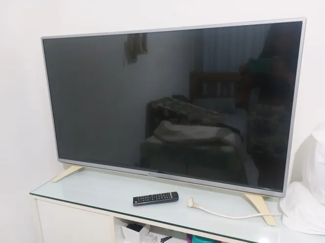 Vendo televisão com defeito 