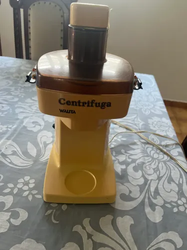 Centrifuga para fazer sucos. Alta potência e em perfeito funcionamento