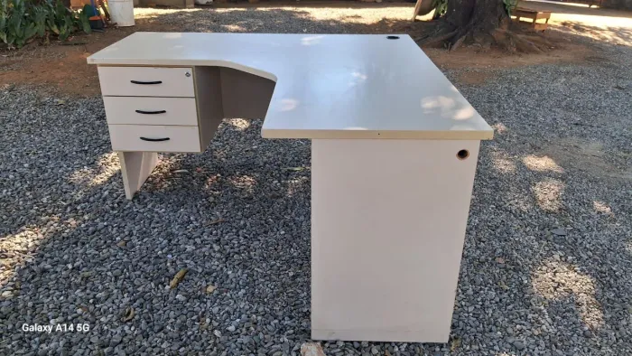 Mesa de escritório de canto