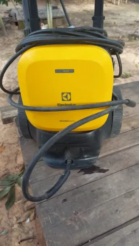 Lavadora de alta pressão EWS1800 da Electrolux.