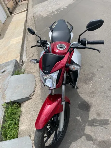VENDO TITAN 160 COM APENAS 8.000 KM