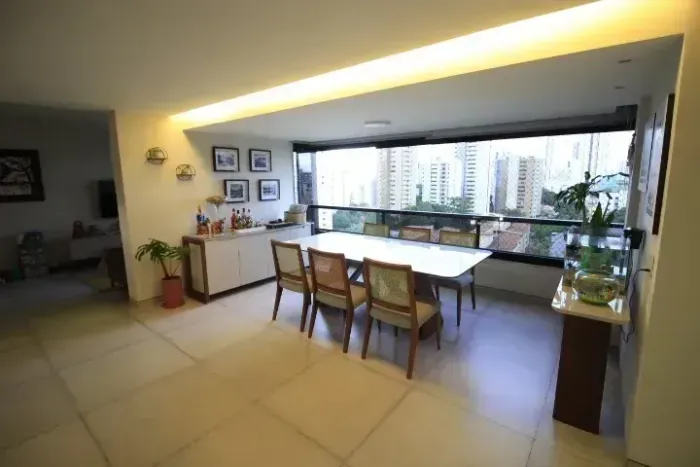 Imóvel para venda possui 244 metros quadrados com 4 quartos em Casa Forte - Recife - PE