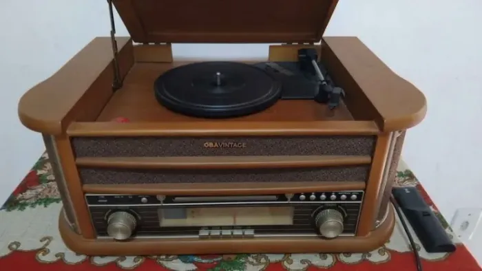 Vitrola Obabox 5 em 1, antiguidade, ainda envio 40 disco em vinil e 40 CDs.