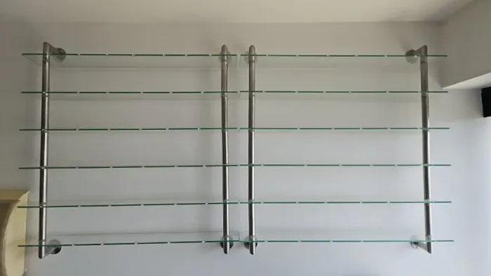 Conjunto com 4 módulos de prateleiras de vidro e suportes de aço