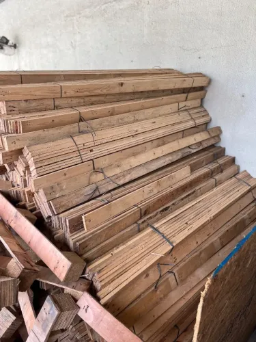 Ripas de pinus com avaria