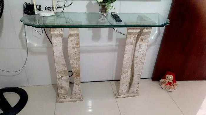 Vendo aparador de vidro e mármore atemporal e elegante para sua sala ou montar um oratório