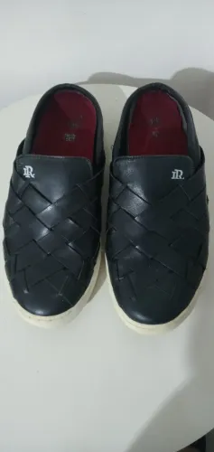 Tênis mule marca: Laroche ( Confort trançado) em couro legítimo. Tam.40. Usado.