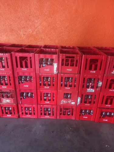 Engradado com Vasilhames de Coca Cola KS
