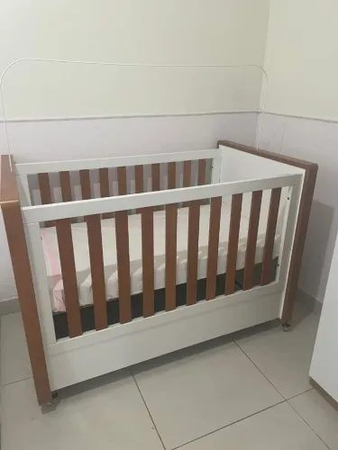 Berço semi novo vira cama