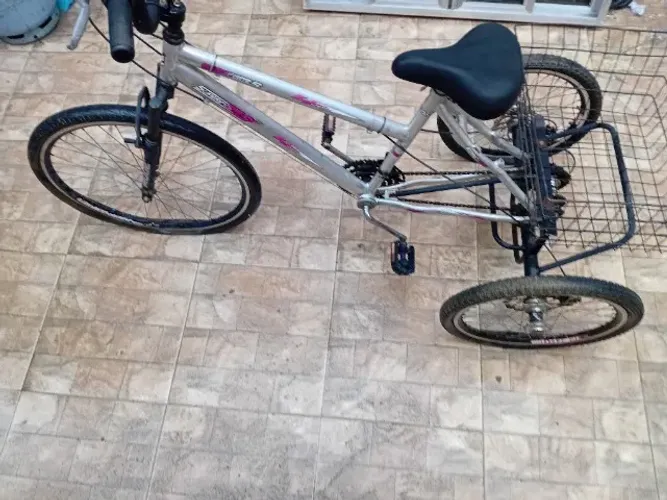 Triciclo de alumínio