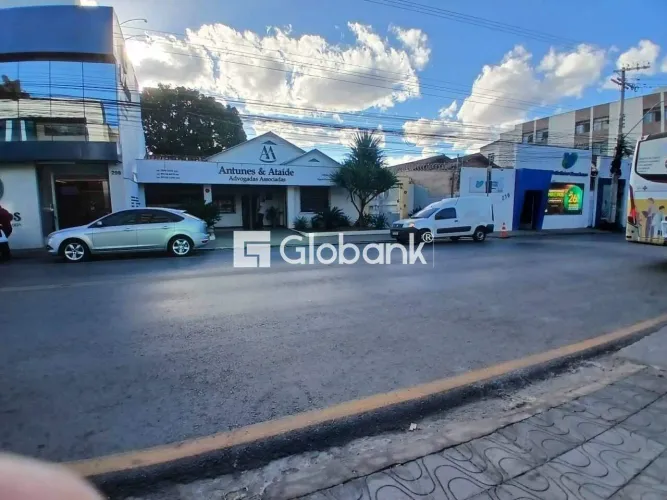 casa comercial a venda no Centro de Montes Claros/MG.