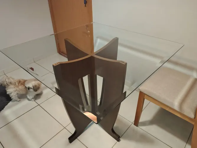 Mesa de jantar 04 lugares Usado e bem conservado 