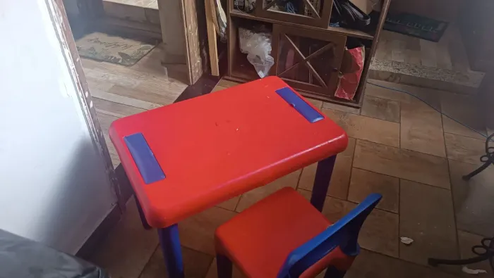 Mesa de plástico com cadeira e brinde