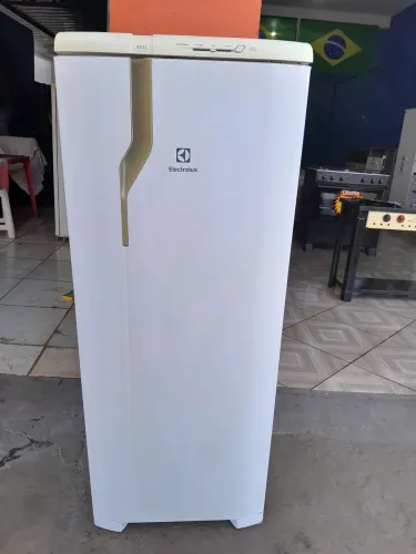 Geladeira Electrolux RE 31 de 240 litros