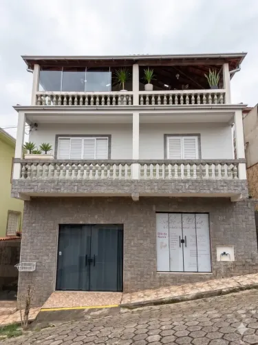 Casa ampla a 400m da Matriz, com área de festas, fogão a lenha - Brazópolis - MG