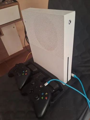 XBOX ONE S COM 2 CONTROLES  E JOGO NA MIDIA 