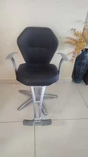 Cadeira p cabeleireira muito bem conservada 