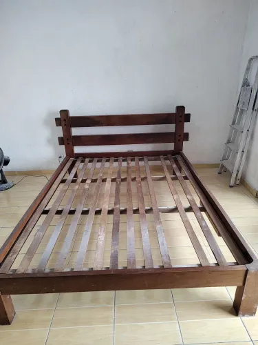 Cama de casal em madeira maciça 