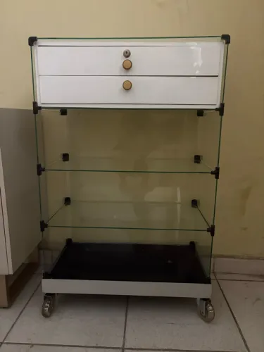 Balcão de vidro expositor e caixa