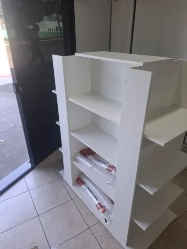 EXPOSITOR E BALCÃO MDF