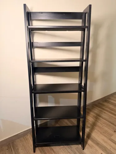 Estante Preta Multiuso Estilo Escada - Moderna e Minimalista