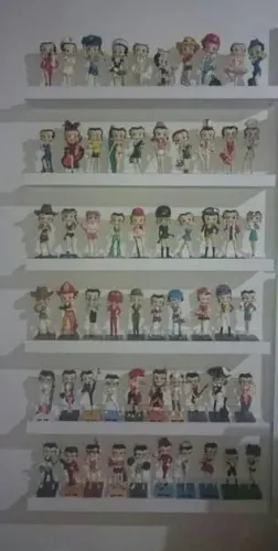 Coleção completa Betty Boop com 60 bonecas.