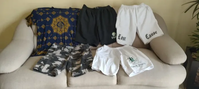 Vendo 4 bermudas e 1 blusa GG - 50 reais ótimo estado!