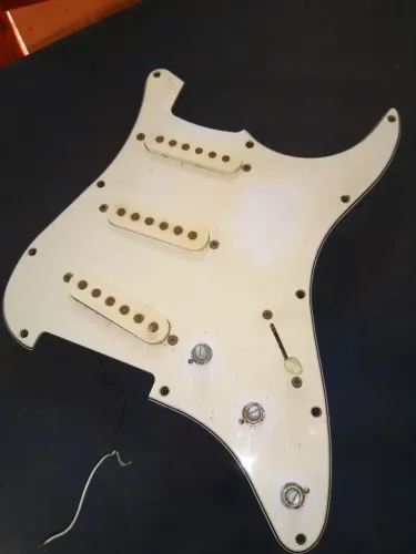 Escudo stratocaster, ponte e tarraxas 